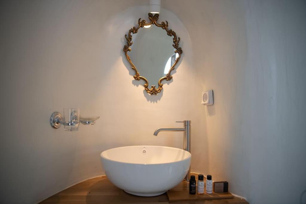 Astrea Suites "Ostria Cave Villa-Outdoor Jacuzzi" Οία Εξωτερικό φωτογραφία