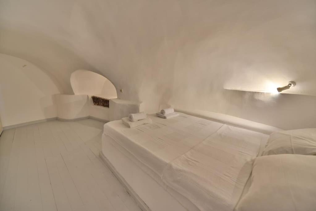 Astrea Suites "Ostria Cave Villa-Outdoor Jacuzzi" Οία Εξωτερικό φωτογραφία